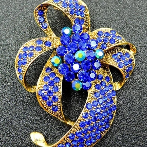 BETSEY JOHNSON EXQUISITE BLUE RHINESTONE & CRYSTAL BOW KNOT NECKLACE - Picture 2 of 5